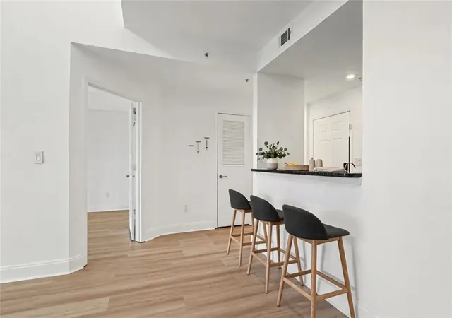 Listing Photo 1 - Condo for sale in building located at 1075 NE Peachtree Walk, Atlanta, GA 30309 - Unit #A517