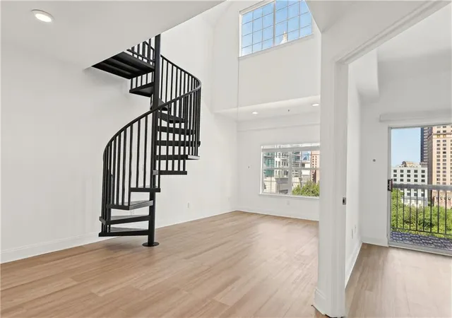 Listing Photo 4 - Condo for sale in building located at 1075 NE Peachtree Walk, Atlanta, GA 30309 - Unit #A517