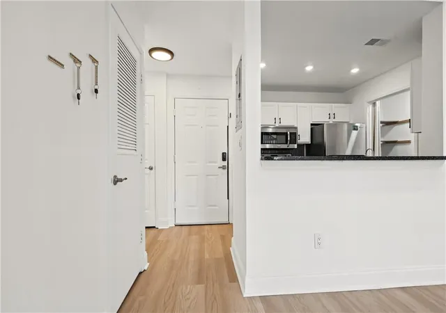 Listing Photo 5 - Condo for sale in building located at 1075 NE Peachtree Walk, Atlanta, GA 30309 - Unit #A517