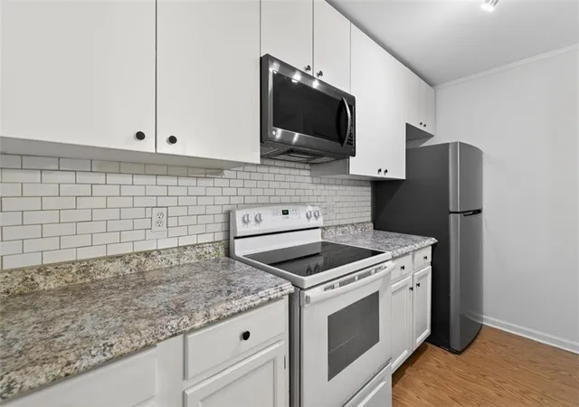 Photo 4 of Condo for sale at 201 Barrington Hills Dr, Sandy Springs, GA 30350 | MLS# 7836637 | Listing updated on 2026-10-28