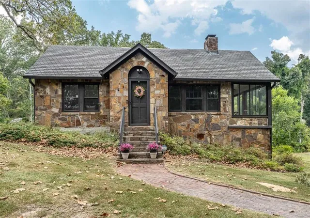 Photo 2 of Single family home for sale at 20 Lindberg Dr, Rome, GA 30161 | MLS# 7835787 | Listing updated on 2026-09-14