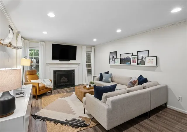 Listing Photo 4 - Condo for sale in building located at 4620 Wieuca Rd NE, Atlanta, GA 30342 - Unit #74