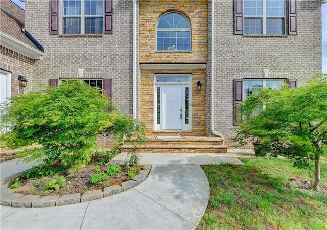 Photo 3 of Single family home for sale at 2204 Sidney Dr, Gainesville, GA 30506 | MLS# 7838744 | Listing updated on 2026-09-26