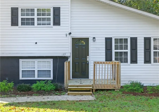 Photo 2 of Single family home for sale at 125 Meadowcliff Cir, Carrollton, GA 30116 | MLS# 7856373 | Listing updated on 2026-10-23