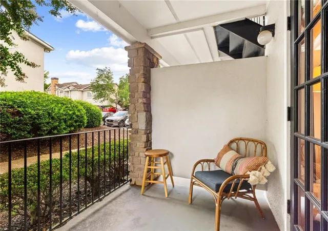 Listing Photo 5 - Condo for sale in building located at 1150 Collier Rd Nw, Atlanta, GA 30318 - Unit #A10
