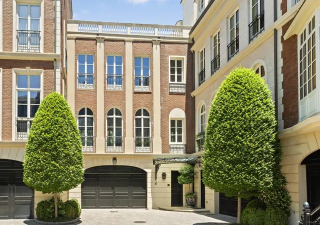 Photo 1 of Townhouse for sale at 2288 Peachtree Rd NW #13, Atlanta, GA 30309 | MLS# 7834421 | Listing updated on 2026-09-22