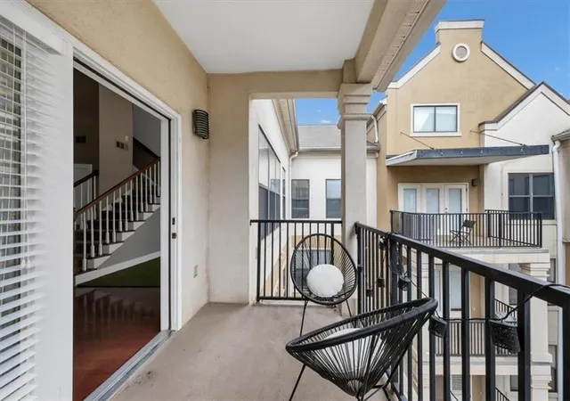 Listing Photo 2 - Condo for sale in building located at 799 Hammond Dr, Sandy Springs, GA 30328 - Unit #406