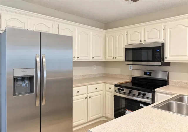 Photo 2 of Single family home for sale at 532 Loxley Dr, Warner Robins, GA 31088 | MLS# 7858239 | Listing updated on 2026-10-30