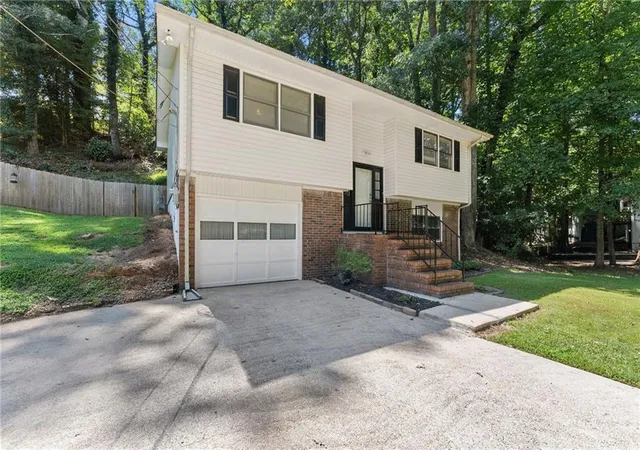 Photo 3 of Single family home for sale at 1421 Northwood Cir, Gainesville, GA 30501 | MLS# 7830398 | Listing updated on 2026-09-07