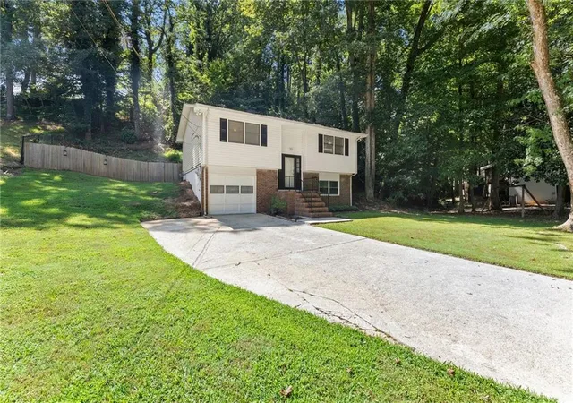 Photo 3 of Single family home for sale at 1421 Northwood Cir, Gainesville, GA 30501 | MLS# 7830398 | Listing updated on 2026-09-07