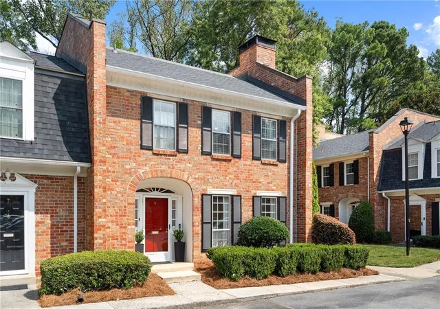 Photo 2 of Townhouse for sale at 8 Kings Tavern Pl Nw, Atlanta, GA 30318 | MLS# 7831354 | Listing updated on 2026-09-13