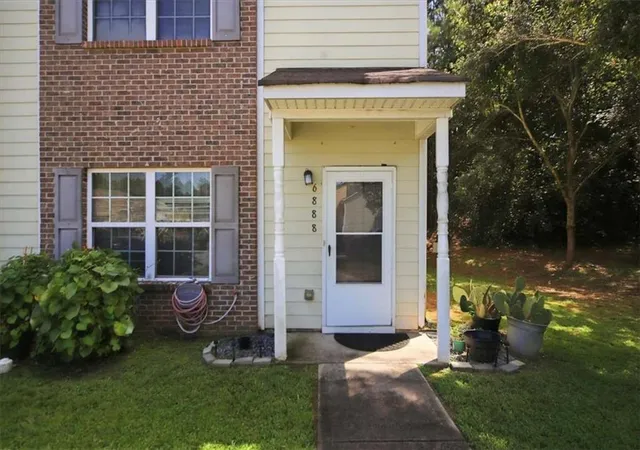 Photo 4 of Townhouse for sale at 6888 Mountain Cir, Riverdale, GA 30274 | MLS# 7845021 | Listing updated on 2026-10-20