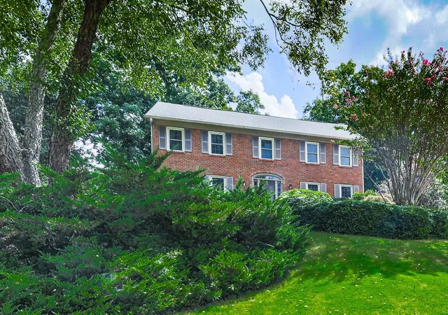 Photo 3 of Sale Pending at 2826 Regents Park Ln, Marietta, GA 30062 | MLS# 7833870 | Listing updated on 2026-10-07