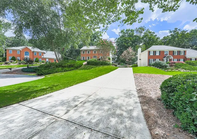 Photo 4 of Sale Pending at 2826 Regents Park Ln, Marietta, GA 30062 | MLS# 7833870 | Listing updated on 2026-10-07