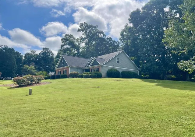 Photo 2 of Single family home for sale at 930 Vinings Dr, Winder, GA 30680 | MLS# 7842353 | Listing updated on 2026-09-24