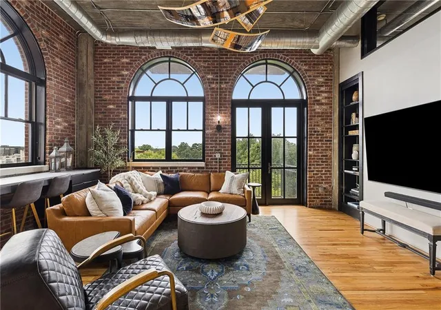 Listing Photo 1 - Condo for sale in building located at 3235 Roswell Rd Ne, Atlanta, GA 30305 - Unit #919