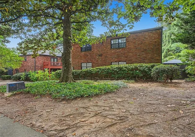 Listing Photo 2 - Condo for sale in building located at 317 8th St NE, Atlanta, GA 30309 - Unit #7