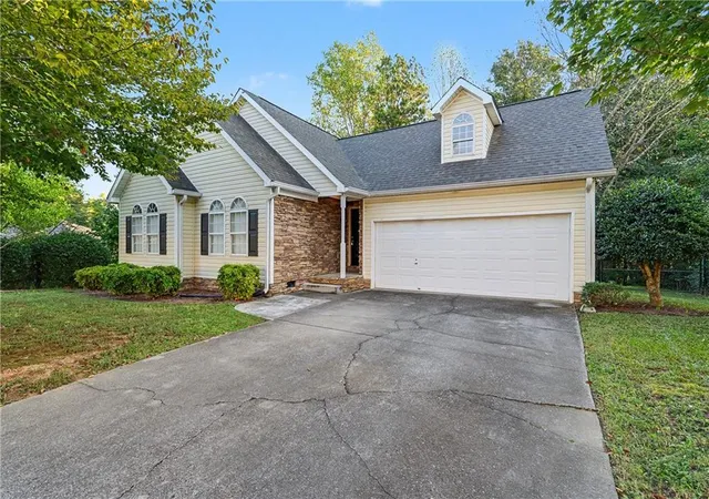 Photo 2 of Sale Pending at 3008 Highgate Ct, Dalton, GA 30721 | MLS# 7855031 | Listing updated on 2026-10-27