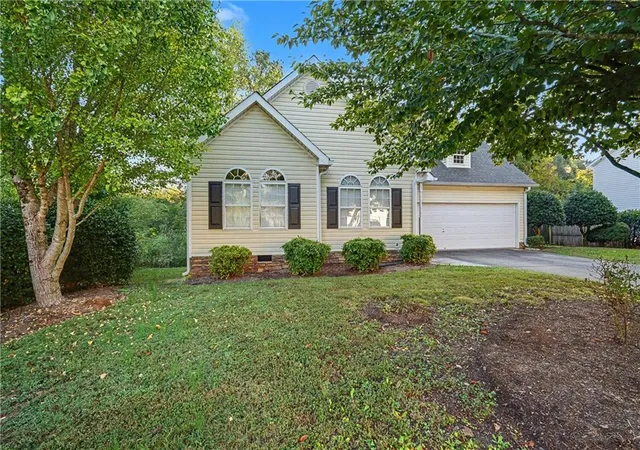 Photo 3 of Sale Pending at 3008 Highgate Ct, Dalton, GA 30721 | MLS# 7855031 | Listing updated on 2026-10-27