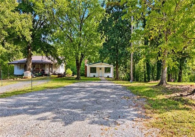 Photo 1 of Single family home for sale at 1051 Cavender Rd SE, Dalton, GA 30721 | MLS# 7855868 | Listing updated on 2026-10-21