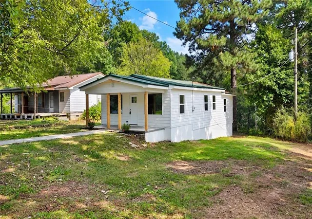 Photo 2 of Single family home for sale at 1051 Cavender Rd SE, Dalton, GA 30721 | MLS# 7855868 | Listing updated on 2026-10-21