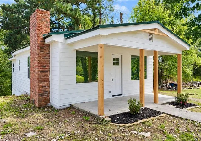 Photo 3 of Single family home for sale at 1051 Cavender Rd SE, Dalton, GA 30721 | MLS# 7855868 | Listing updated on 2026-10-21