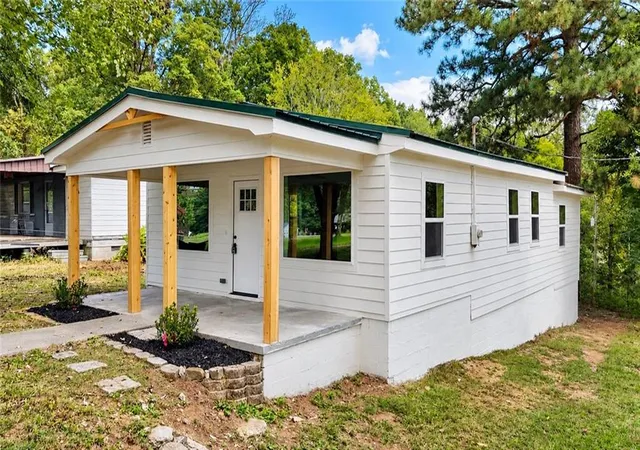 Photo 4 of Single family home for sale at 1051 Cavender Rd SE, Dalton, GA 30721 | MLS# 7855868 | Listing updated on 2026-10-21