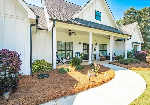 Photo 3 of Sale Pending at 2007 Tallassee Rd, Statham, GA 30666 | MLS# 7838778 | Listing updated on 2026-09-28