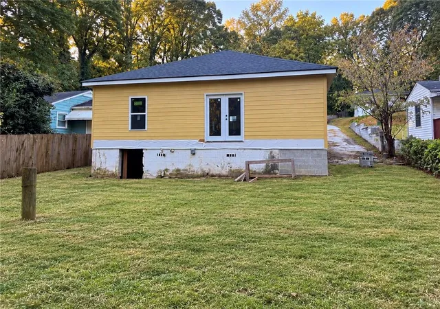 Photo 2 of Sale Pending at 879 Edwin Pl Nw, Atlanta, GA 30318 | MLS# 7838917 | Listing updated on 2026-10-01