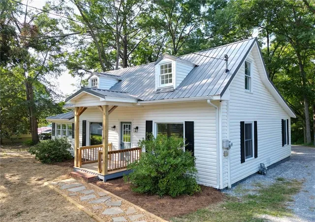 Photo 2 of Single family home for sale at 806 Fairview Rd, Rockmart, GA 30153 | MLS# 7775192 | Listing updated on 2026-09-18