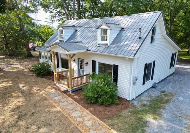 Photo 3 of Single family home for sale at 806 Fairview Rd, Rockmart, GA 30153 | MLS# 7775192 | Listing updated on 2026-09-18