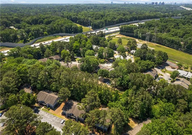 Listing Photo 2 - Condo for sale in building located at 3018 Wingate Wy, Sandy Springs, GA 30350
