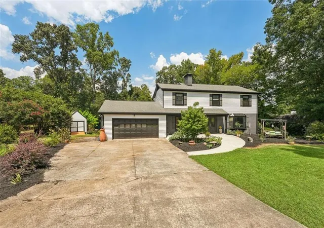 Photo 2 of Single family home for sale at 524 Golfview Dr, Peachtree City, GA 30269 | MLS# 7832705 | Listing updated on 2026-09-12
