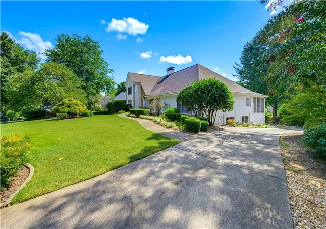 Photo 2 of Single family home for sale at 1001 Ashebrooke Ct Ne, Marietta, GA 30068 | MLS# 7838796 | Listing updated on 2026-09-22