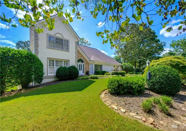 Photo 3 of Single family home for sale at 1001 Ashebrooke Ct Ne, Marietta, GA 30068 | MLS# 7838796 | Listing updated on 2026-09-22