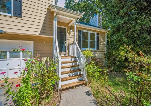 Photo 3 of Single family home for sale at 4234 Apache Dr Se, Acworth, GA 30102 | MLS# 7838458 | Listing updated on 2026-10-16