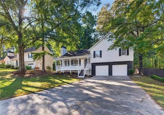 Photo 2 of Single family home for sale at 2705 Horseshoe Crk Dr SW, Marietta, GA 30064 | MLS# 7857028 | Listing updated on 2026-10-29