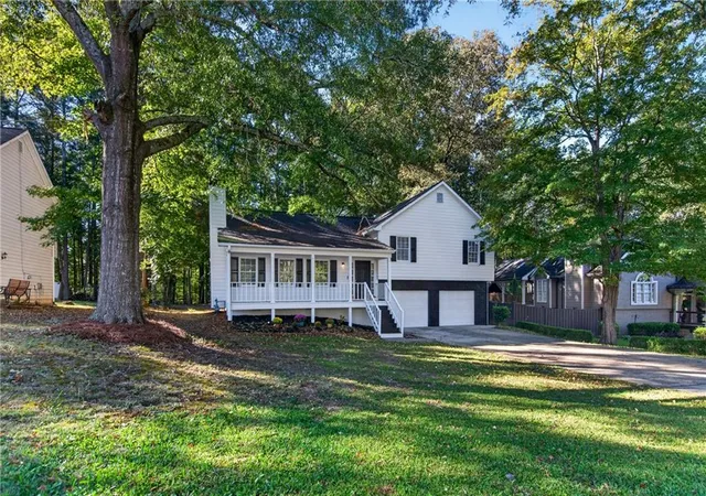 Photo 3 of Single family home for sale at 2705 Horseshoe Crk Dr SW, Marietta, GA 30064 | MLS# 7857028 | Listing updated on 2026-10-29