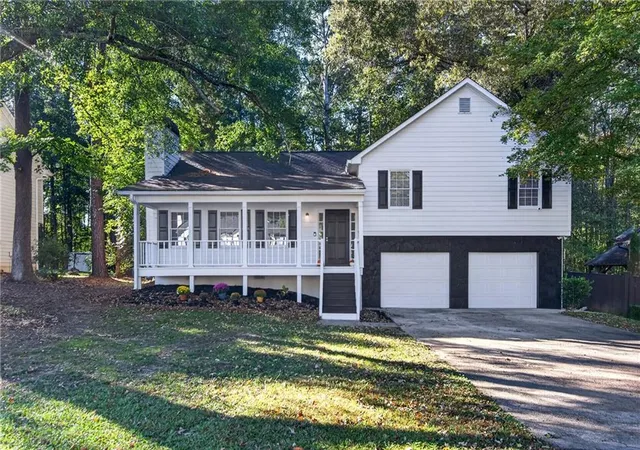 Photo 4 of Single family home for sale at 2705 Horseshoe Crk Dr SW, Marietta, GA 30064 | MLS# 7857028 | Listing updated on 2026-10-29