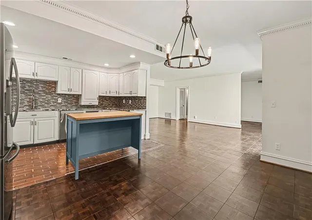 Listing Photo 5 - Condo for sale in building located at 2632 Peachtree Rd Nw, Atlanta, GA 30305 - Unit #404B