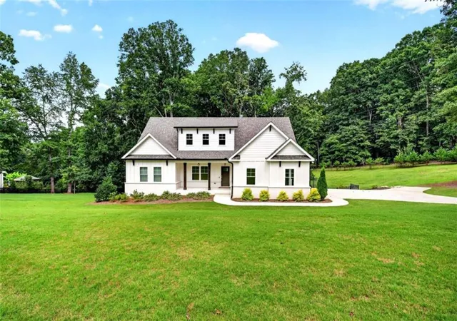 Photo 2 of Single family home for sale at 727 Old Collins Rd, Hoschton, GA 30548 | MLS# 7833912 | Listing updated on 2026-09-09