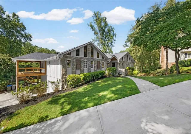 Photo 2 of Sale Pending at 35 Green Chase Ct, Roswell, GA 30075 | MLS# 7838046 | Listing updated on 2026-10-08