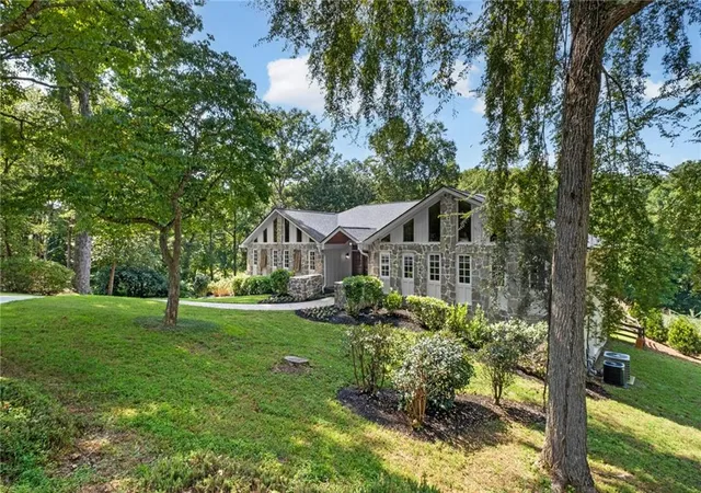 Photo 3 of Sale Pending at 35 Green Chase Ct, Roswell, GA 30075 | MLS# 7838046 | Listing updated on 2026-10-08