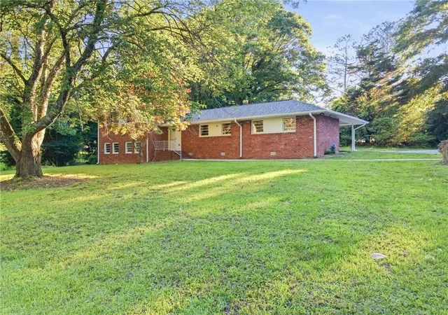 Photo 3 of Single family home for sale at 180 E Greenwood Dr, Carrollton, GA 30117 | MLS# 7859148 | Listing updated on 2026-10-27