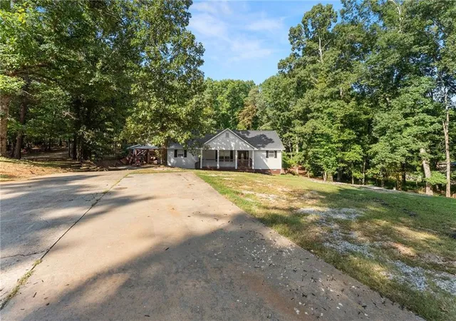 Photo 2 of Single family home for sale at 3528 Looper Lake Rd, Gainesville, GA 30506 | MLS# 7831544 | Listing updated on 2026-09-03