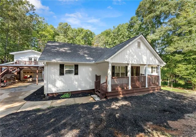 Photo 3 of Single family home for sale at 3528 Looper Lake Rd, Gainesville, GA 30506 | MLS# 7831544 | Listing updated on 2026-09-03