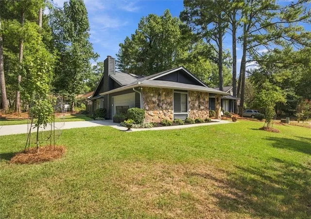 Photo 2 of Sale Pending at 1035 Trailmore Dr, Roswell, GA 30076 | MLS# 7841099 | Listing updated on 2026-10-05