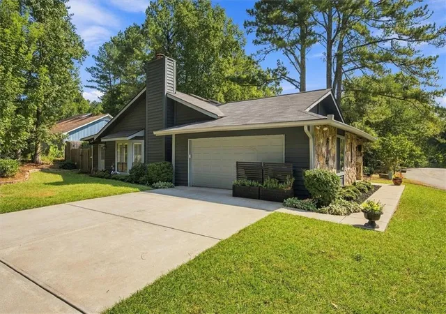 Photo 3 of Sale Pending at 1035 Trailmore Dr, Roswell, GA 30076 | MLS# 7841099 | Listing updated on 2026-10-05