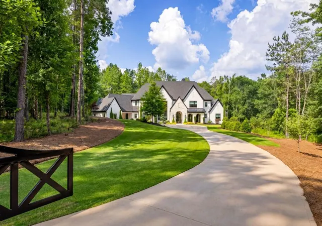 Photo 3 of Single family home for sale at 200 Deerhaven Ln, Alpharetta, GA 30004 | MLS# 7838089 | Listing updated on 2026-09-17