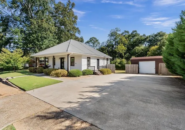 Photo 2 of Single family home for sale at 423 N White St, Carrollton, GA 30117 | MLS# 7857376 | Listing updated on 2026-10-23